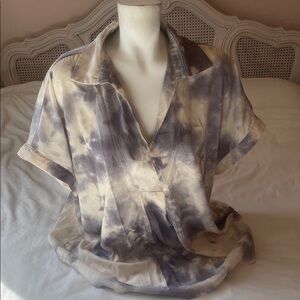Easel Los Angeles Tie-Dye Short Sleeve Blouse💙 Lovely Large Excellent Condition